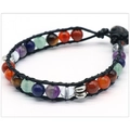 Bracelet en cuir tressé avec perles de chakra colorées et accents en métal argenté - Sept Pierres de Chakra Type B