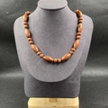 Collier en perles de pierre de soleil brune avec perles fuseaux sur buste bijoux - Pierre de Sable d'Or (Synthétique)