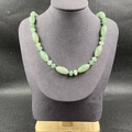 Collier en pierres naturelles vertes avec perles d'agate rondes et ovales sur cordon noir - Aventurine Verte
