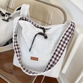 Dettaglio della borsa tote in peluche bianca con bordo a quadri e chiusura a cordoncino - Stile a Quadretti Marroni con Chiusura ad Alamaro