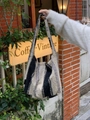 Flauschige Shopper-Tasche mit modischen schwarz-weißen Längsstreifen für den Herbst - Blau Grau Beige Vertikaler Streifen Stil