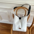 Borsa tote in peluche bianca con tracolla a scacchi su sedia vintage in rattan - Stile a Quadretti Verdi con Bottone in Corno
