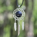 Collar atrapasueños de piedra arenisca azul con plumas de plata y cordón negro - Rosa oro / Piedra de Arena Azul (Sintética)