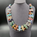 Collier de perles en pierre naturelle multicolore avec perles trapèzes et design tissé - Multicolore 1pc