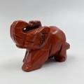 Figura de elefante de jaspe rojo pulido con texturas de piedra talladas a mano - Rojo