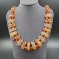 Collier ethnique en agate naturelle avec perles de cornaline orange sur buste gris - Agate Rouge 1pc
