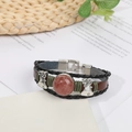 Bracelet vintage en cuir tressé avec pierre rouge et petits charms de clochettes - Quartz Fraise