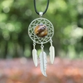Collar atrapasueños bohemio con piedra ojo de tigre marrón y plumas de metal plateado - Rosa oro / Ojo de tigre