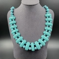 Collier style bohème avec perles en pierre bleu turquoise sur porte-bijoux - Turquoise Bleue 1pc (Synthétique)