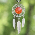 Colgante atrapasueños de plata con ágata naranja y dijes de plumas metálicas - Rosa oro / Ágata roja