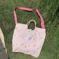 Bolso tote de lona acolchada con rayas rosas y patrones de fresas y osos - Westie a Rayas