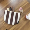 Gestreifte Kosmetiktasche aus Canvas in Braun und Creme mit Quasten-Anhänger - Beigebraun Gestreifte Quasten Kosmetiktasche