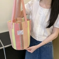 Bunte gestreifte geflochtene Beuteltasche mit Hope Future Patch und rosa Tragegriffen - Rosa Kontrastfarben Gewebte Eimertasche