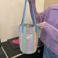 Bunte gestreifte geflochtene Tasche mit blauem Riemen und HOPE-Stickerei, von Model gezeigt - Blau Kontrastfarben Gewebte Eimertasche