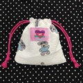 Sacchetto bianco a coulisse in tessuto goffrato con cani e etichetta rosa - Cane con Occhiali Grigio Blu (5553808013052)