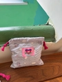 Borsa trapuntata lilla con motivo a gatto e dettaglio toppa a cuore rosa - Cane con Cappello Rosso Base Grigia (5710392770696)