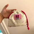 Borsa portaoggetti trapuntata crema con motivi a gatto e cordoncino rosa vivace - Gatto con Fiocco Base Gialla (5717843695519)