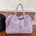Hellviolette Boston-Tasche aus Canvas mit Buchstabendruck und Schultergurt - Lila