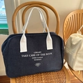 Marineblaue Boston-Tasche aus Denim mit weißen Webgriffen und künstlerischem Buchstabendruck - Denim-Blau