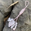 Pendentif en quartz rose de forme hexagonale avec cordon rose tressé artisanal - Quartz rose