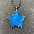 Colgante de estrella de ágata azul con borde dorado y cordón negro elegante - Ágata de rayas azules