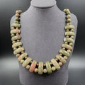 Collier en pierre naturelle d'unakite avec perles roses et vertes sur présentoir - Unakite 1 Brin