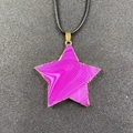 Colgante de estrella en ágata rayada rojo rosa con borde dorado y cordón negro fino - Ágata Listada Rosa