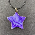 Colgante estrella pentagrama de ágata rayada morada con borde dorado en cordón negro - Ágata de rayas púrpuras