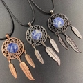 Colgante atrapasueños con piedra de mármol azul y plumas en tres acabados metálicos - Rosa oro / Piedra de Puntos Azules