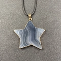 Collar con colgante de estrella en ágata veteada natural y bordes con baño de oro - Ágata Listada Gris