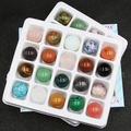 Detailansicht von 20mm sortierten Naturkristallkugeln in einem Fachkasten mit 16 Plätzen - 20er Box (Zufällige Farbe)