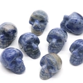Handgeschnitzter Totenkopf aus Sodalith-Naturstein mit blauen und weißen Mustern - Blauer Sodalith