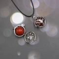 Lebensbaum Medaillon Anhänger in Vintage-Silber mit einer auffälligen roten Perle - Roter Jaspis
