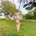 Collier avec pendentif pointe de flèche en pierre naturelle et cristal vert central - Style Pointe de Flèche en Marbre Blanc Crème (Style B)