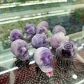 Geschnitzte Amethyst Kristall Totenkopf Figur mit violetter Mineralstruktur für Deko - Amethyst