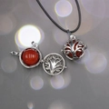 Lebensbaum Amulett-Halskette mit rotem Edelstein und schwarzer Kordel im Vintage-Stil - Roter Achat