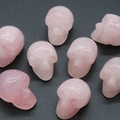 Handgeschnitzte Rosenquarz Kristallschädel Ornamente aus rosa Naturstein im Set - Rosenquarz