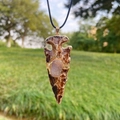 Pendentif en pointe de flèche avec pierre druzy brune, bordure dorée et cordon noir - Style Pointe de Flèche en Marbre Brun (Style A)