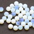 Polierte synthetische Opalit-Rundperlen in milchweißem und hellblauem transluzentem Finish - Synthetischer Opal