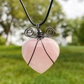 Handgefertigte Rosenquarz Herz Anhänger Halskette mit schwarzer Drahtwicklung Design - Rosa Drahtumwickelter Herz-Stil