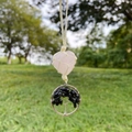Handgefertigter Anhänger aus Rosenquarz-Herz mit Lebensbaum aus schwarzem Obsidian - Schwarzer Achat