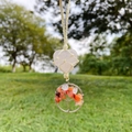 Handgefertigter Rosenquarz-Herzanhänger mit Lebensbaum-Charm und gewebter Halskette - Roter Achat