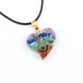 Ciondolo a cuore chakra in resina con cristalli colorati e cordino intrecciato nero - Stile Pietre Triturate dei Sette Chakra (1 Collana)
