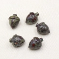 Cinq figurines de gland en pierre unakite sculptée aux textures naturelles vert et rouge - Pierre Sang de Dragon