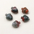 Sculptures de pignons de pin en jaspe vert et rouge avec détails de glands ciselés - Pierre de Sang Africaine