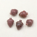 Ensemble de cinq glands en cristal brun-rouge sculptés à la main avec calottes texturées - Aventurine violette