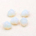 Cinq perles de gland en opalite avec capuchons texturés pour bijoux sur tissu - Opale Synthétique