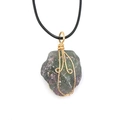 Colgante de piedra natural irregular con alambre dorado y cordón negro - Prehnita