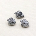 Trois glands en cristal naturel sculptés dans des pierres de granit tachetées noir et blanc - Marbre