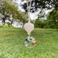 Handgefertigter Boho-Rosenquarz-Herzanhänger mit farbenfrohem Lebensbaum-Chakra-Charm - Regenbogen